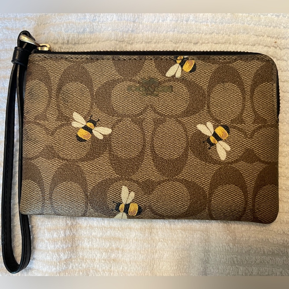 Coach CORNER ZIP WRISTLET IN SIGNATURE CANVAS WITH BEE PRINT- Well loved
